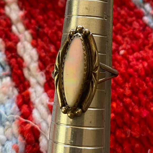 VTG Stamped Silver Mother of Pearl Ring! Size 5! - Picture 6 of 8